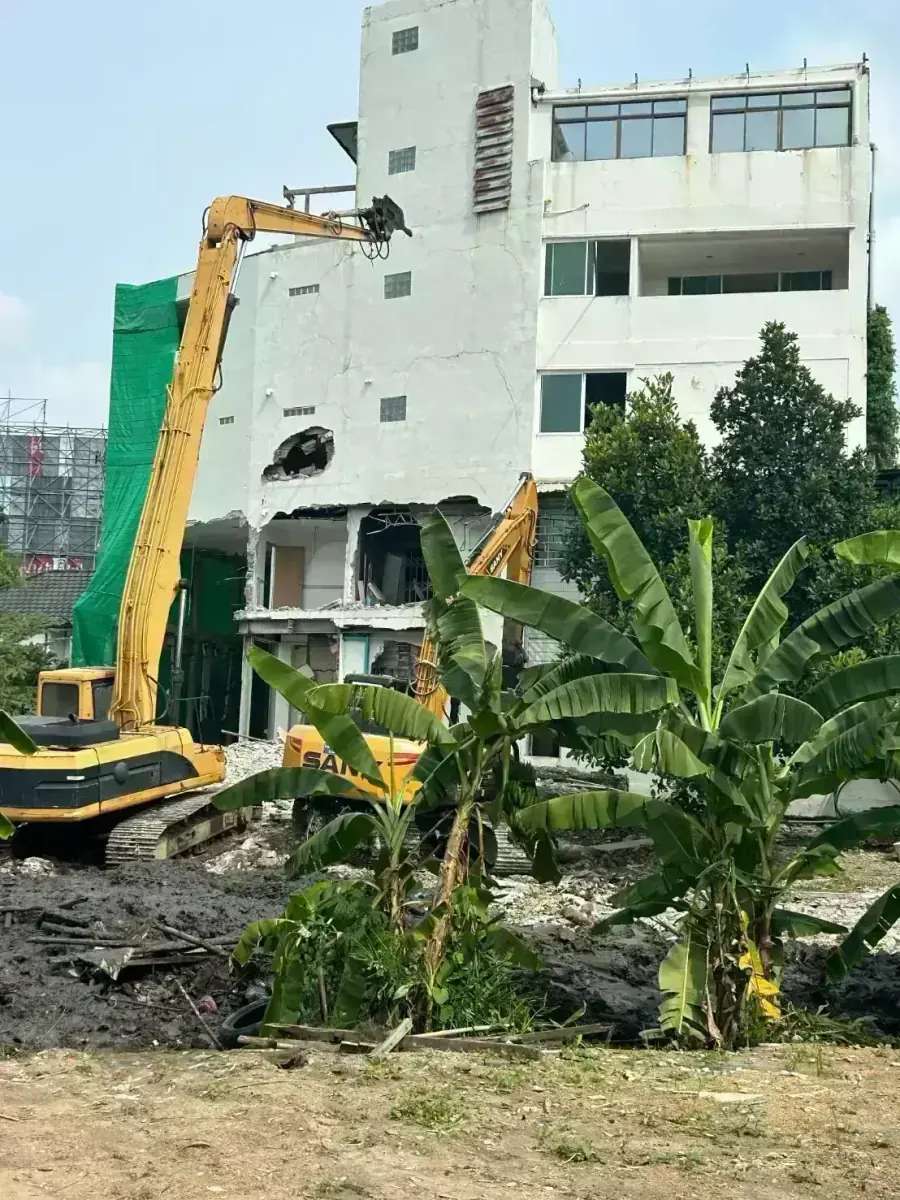 บริการสกัดฐานราก ทุบพื้นคอนกรีต แย็กปูนโครงสร้างใหญ่ - พูนสินการโยธา