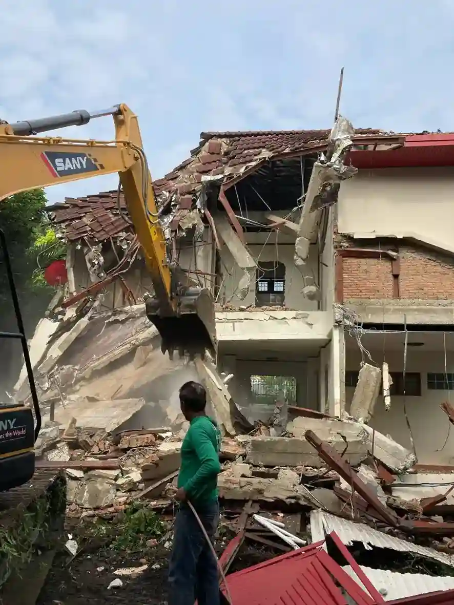 รับทุบตึก รื้อถอนอาคารเก่า โรงงาน โดยทีมงานวิศวกรมืออาชีพ พูนสินการโยธา