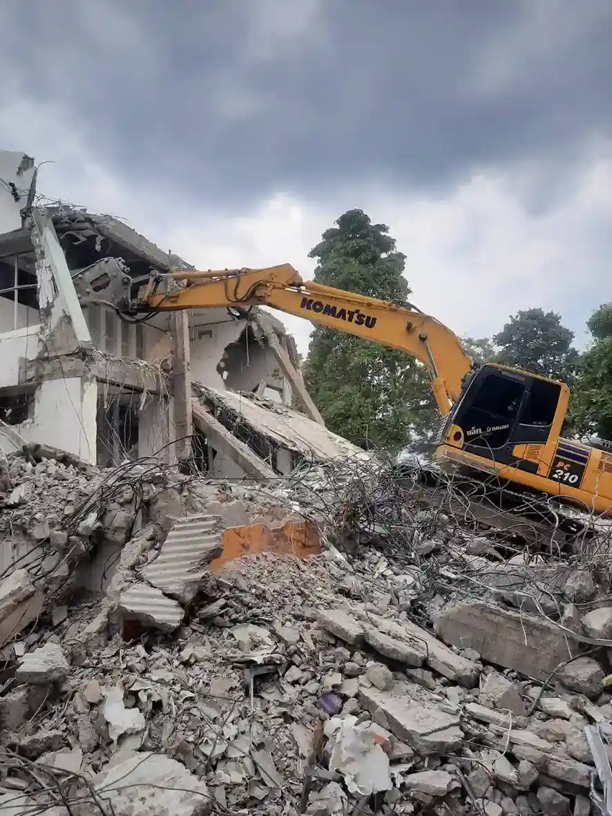 งานทุบตึกรื้อถอนโครงสร้างคอนกรีตและโกดังสินค้าขนาดใหญ่ ด้วยเครื่องจักรทันสมัย