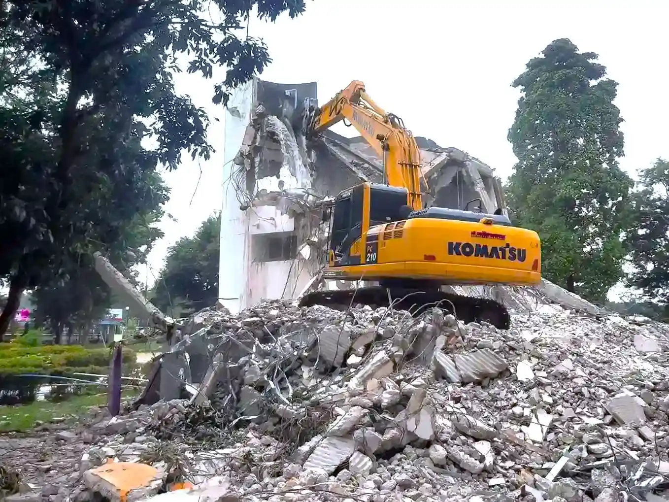 สภาพพื้นที่หลังการรื้อถอนและปรับระดับดินโดยพูนสินการโยธา