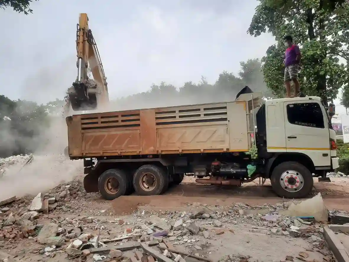 รถแบคโฮให้เช่ารายวัน รายเดือน สำหรับงานก่อสร้างและรื้อถอน พูนสินการโยธา