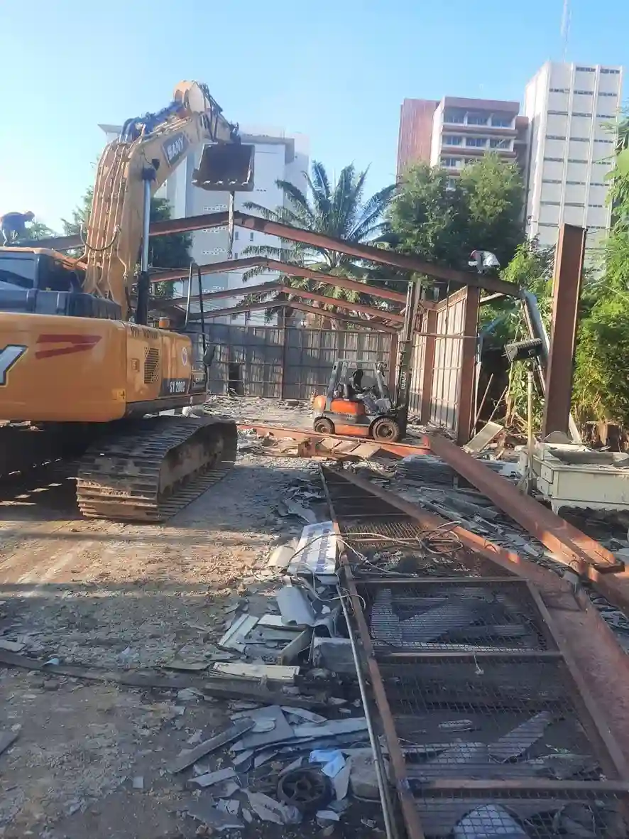 ผลงานรื้อถอนโครงสร้างโกดังสินค้า แยกรัชโยธิน กรุงเทพมหานคร