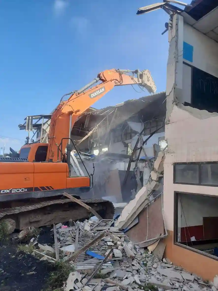 ผลงานรื้อถอนโครงสร้าง โรงเรียนวัดเขาเชิงเทียน จังหวัดชลบุรี